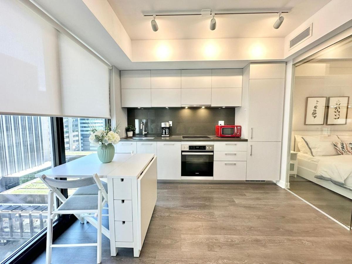 Apartment In Yorkville - Newly Furnished Luxury Unit *