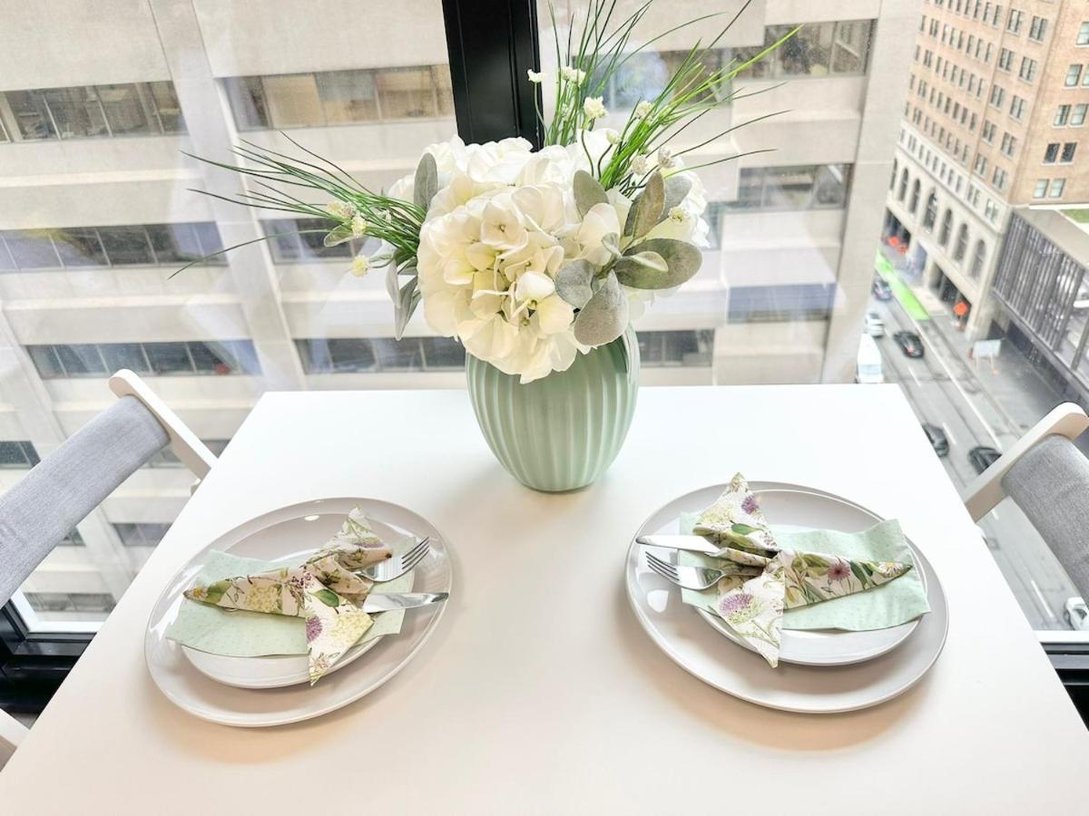 In Yorkville - Newly Furnished Luxury Unit Apartment Toronto