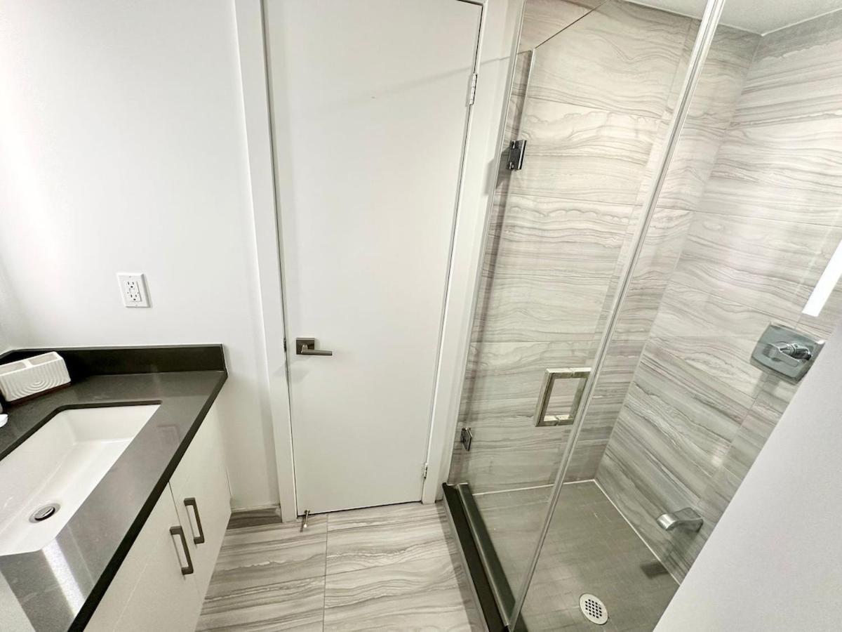 Apartment In Yorkville - Newly Furnished Luxury Unit