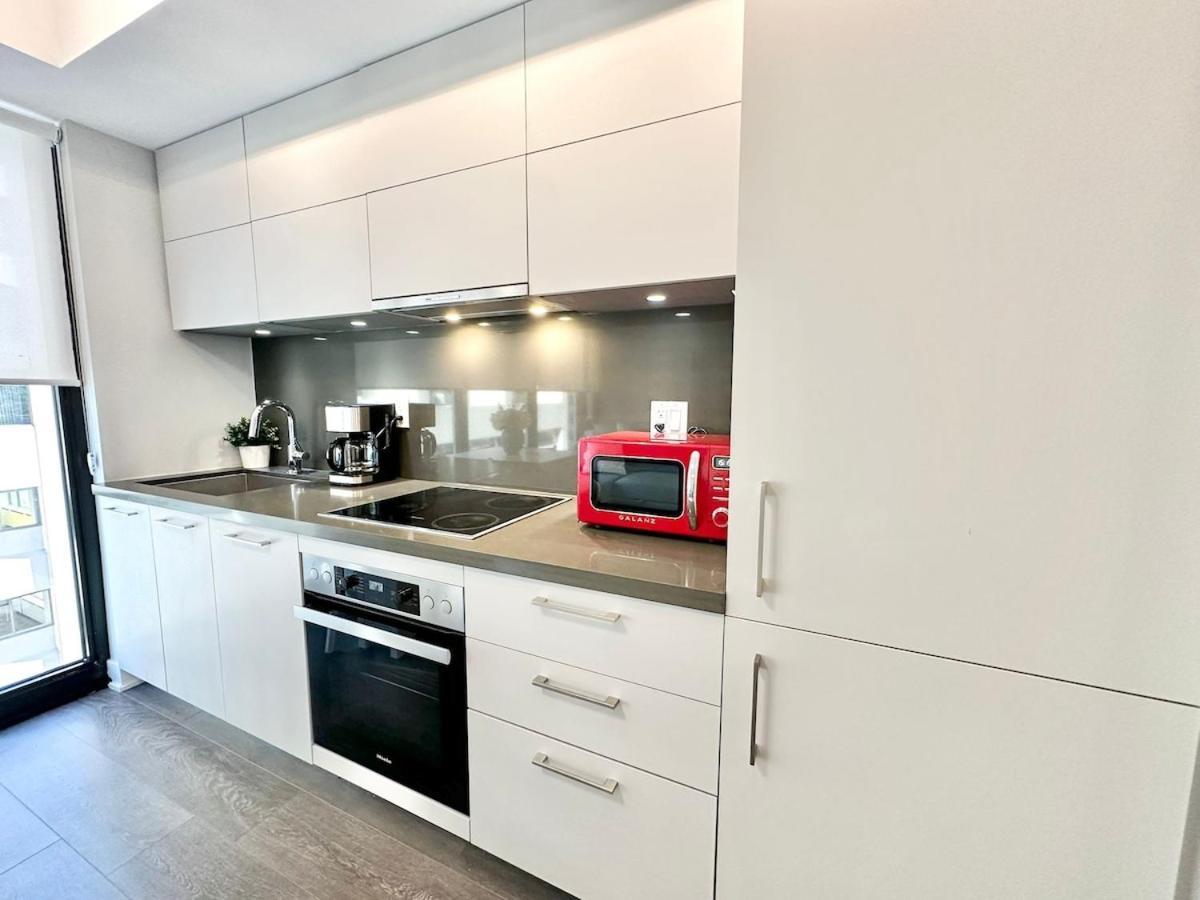 In Yorkville - Newly Furnished Luxury Unit Apartment Toronto