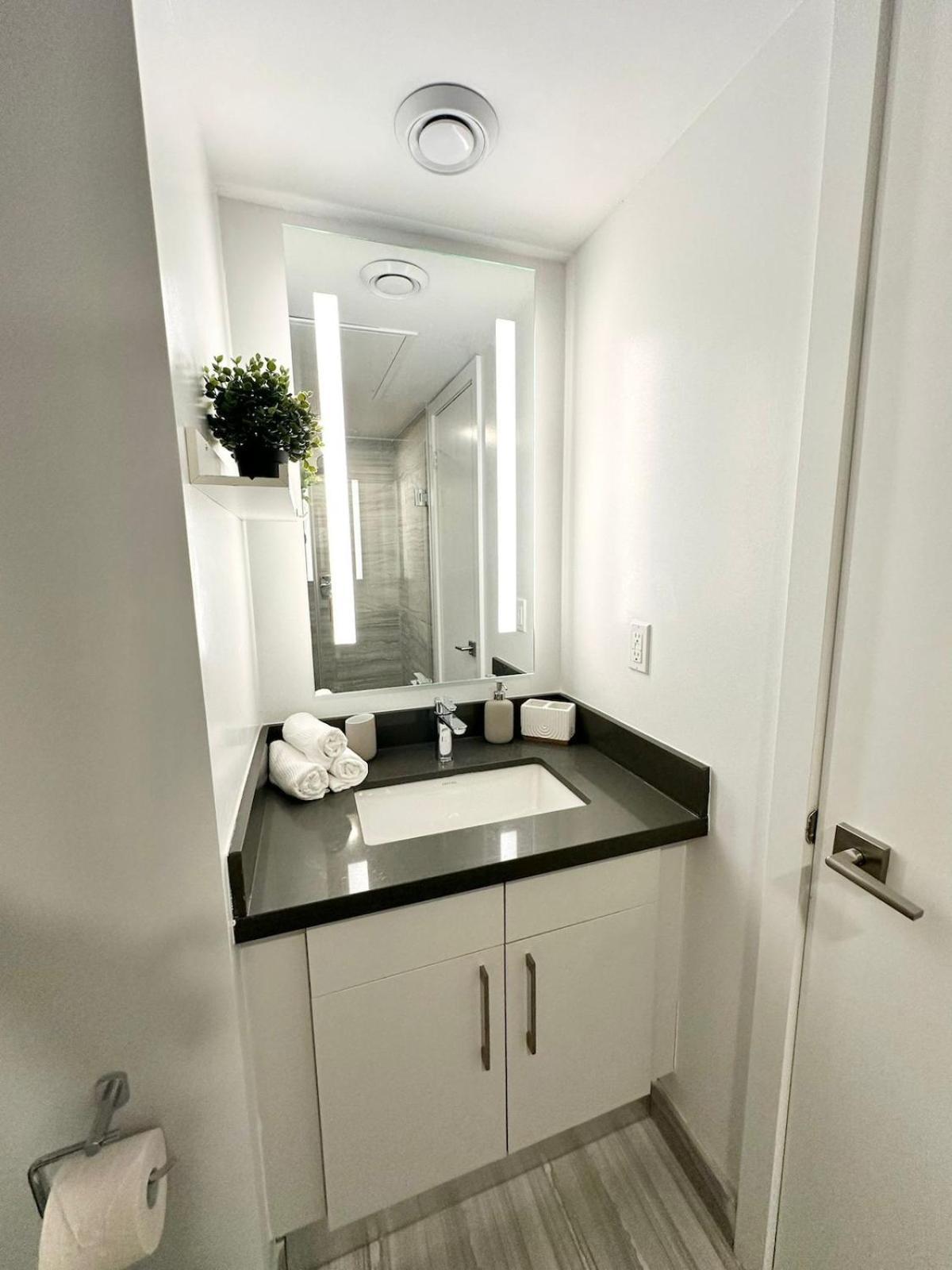 In Yorkville - Newly Furnished Luxury Unit Apartment *